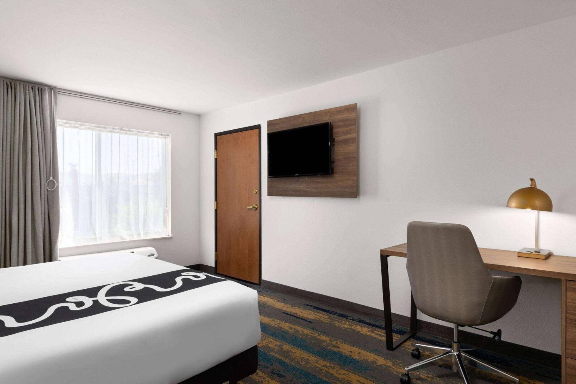 La Quinta By Wyndham Kennewick Hotel Exterior photo